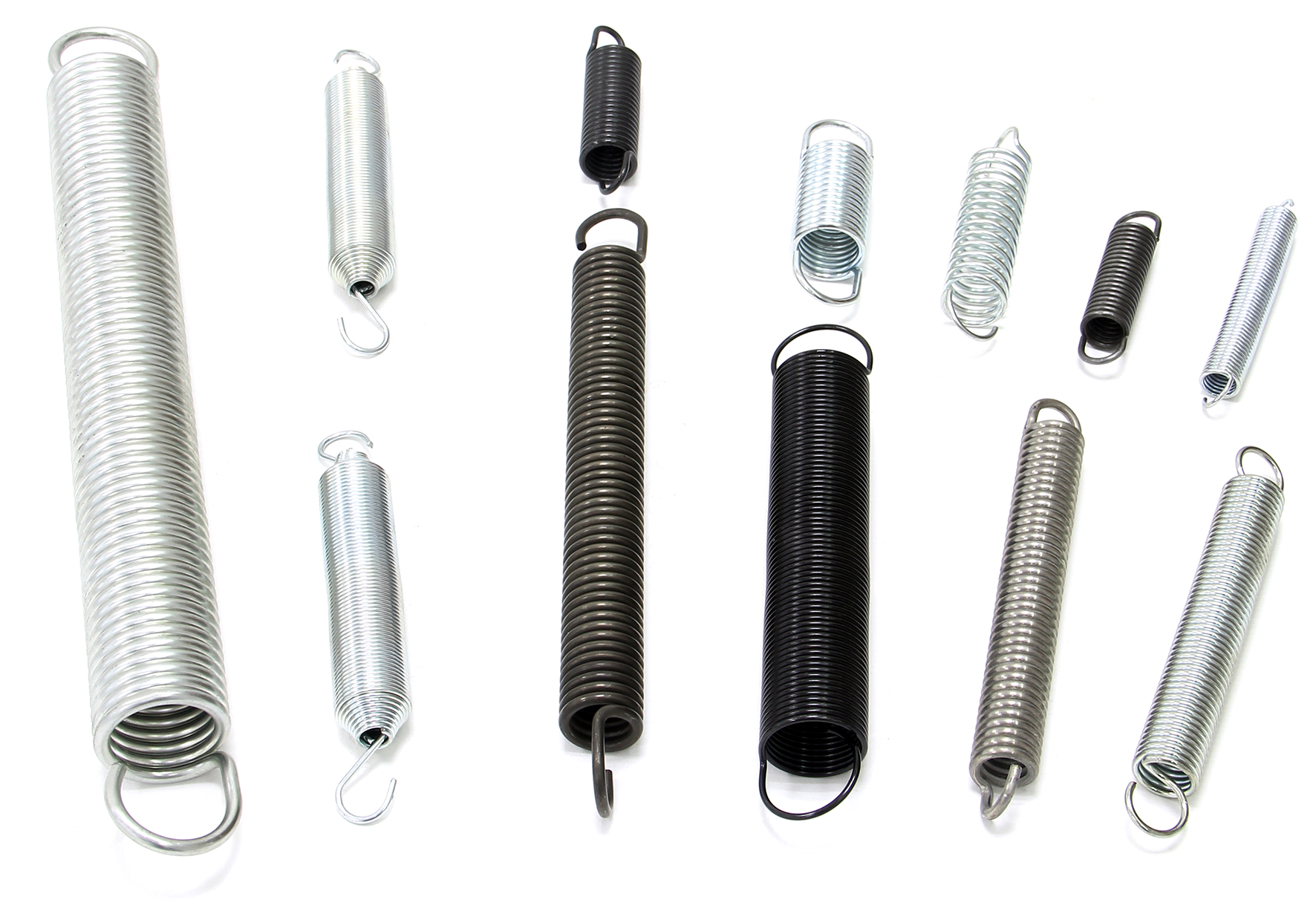 拉伸弹簧产品展示,两端带有挂钩结构,金属材质反光明显,白色背景,专业产品摄影,清晰展现细节