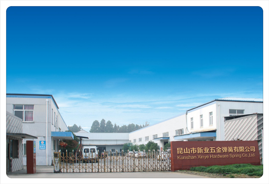 现代化工厂车间内部,整齐排列的生产设备,身穿工作服的技术人员正在操作机器,明亮的工业照明,整洁有序的工作环境